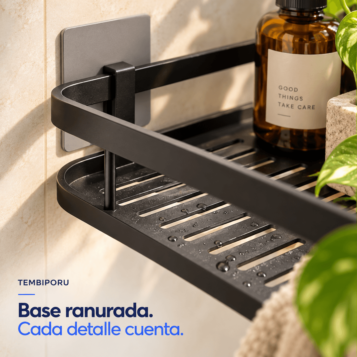 Detalle cercano de la bandeja ranurada, el borde redondeado y el acabado negro de OrdenaHome