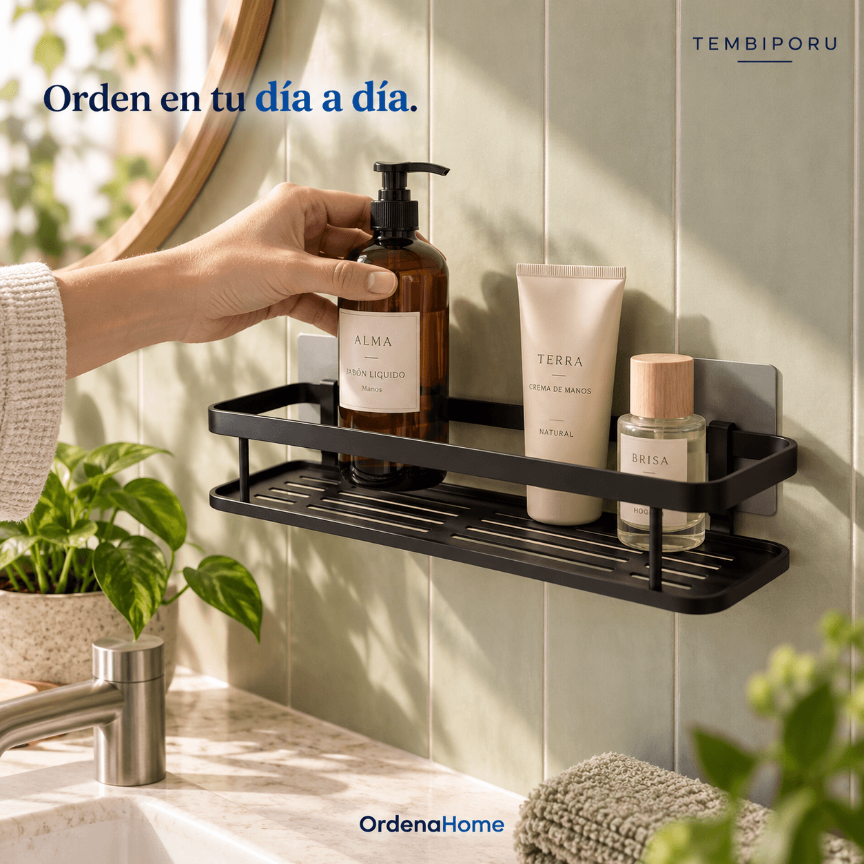 Una mano organiza productos de cuidado personal sobre OrdenaHome en un baño